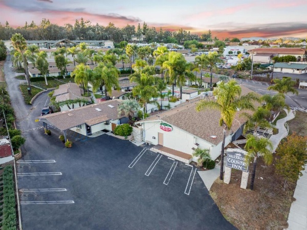 Fallbrook Country Inn image 5